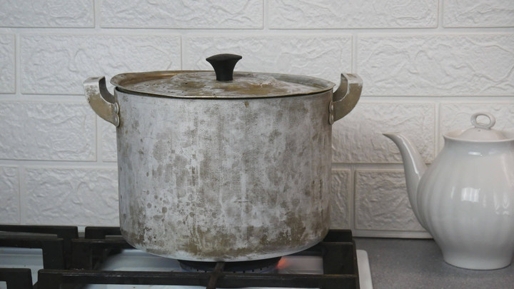 Vì sao không nên nấu ăn bằng nồi nhôm quá lâu năm? vì nồi nhôm cũ có thể gây hại sức khỏe do nhôm từ nồi thôi nhiễm vào thức ăn, nhất là khi nấu các món chua. (Ảnh: Vecteezy)