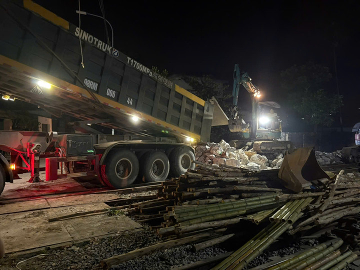 Vật liệu được khẩn trương tập kết.