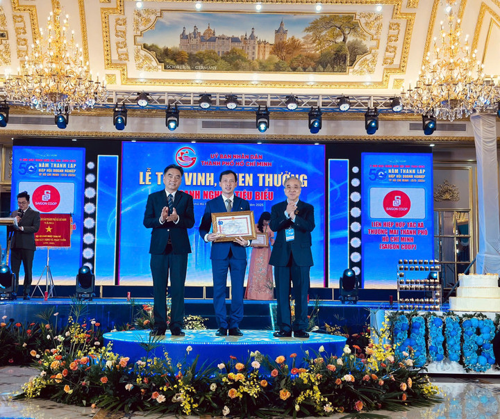 Lãnh đạo TP.HCM trao Bằng khen ghi nhận Saigon Co.op có thành tích xuất sắc, đóng góp tích cực cho sự phát triển Thành phố.