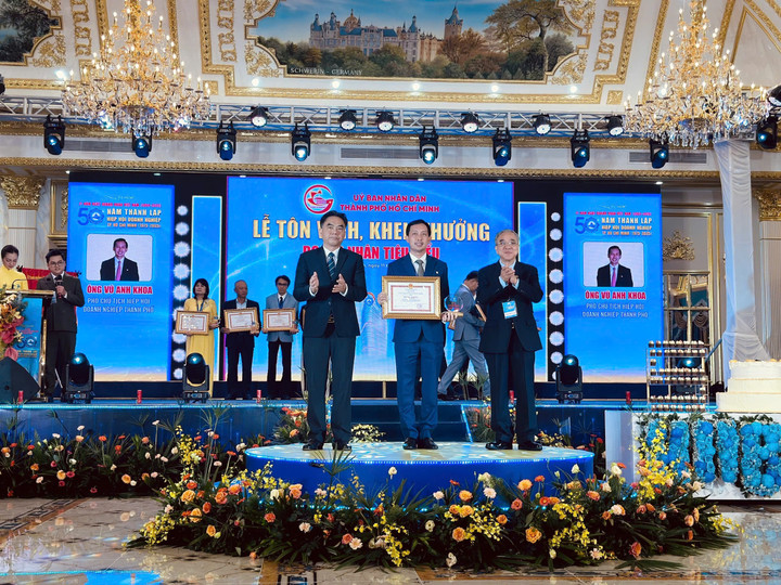 Ông Vũ Anh Khoa – đại diện thế hệ doanh nhân TP.HCM năng động, sáng tạo, trách nhiệm – vinh dự đón nhận Bằng khen của UBND TP.