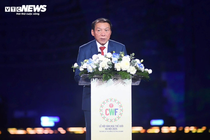 Bộ trưởng Bộ Văn hóa, Thể thao và Du lịch Nguyễn Văn Hùng phát biểu tại lễ bế mạc Lễ hội Văn hóa Thế giới tại Hà Nội vào tối 12/10.