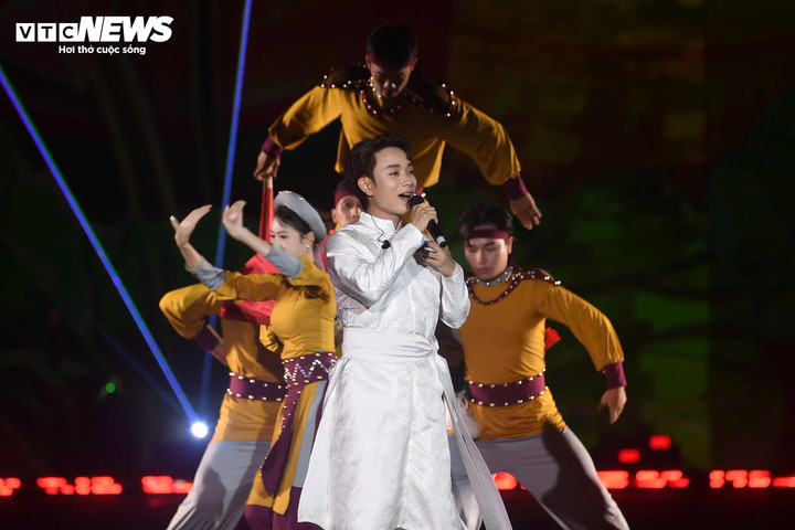 Ca sĩ Trúc Nhân hát "Thịnh vượng Việt Nam" và "Made in Vietnam"