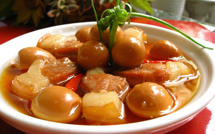 Thịt kho tàu nấu hai lửa miếng thịt mới “thấm”. (Ảnh: Allrecipes)