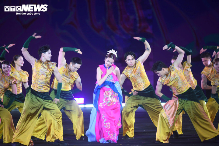 Ca sĩ Hoàng Thuỳ Linh biểu diễn hai ca khúc "Gieo quẻ" và "See tình".