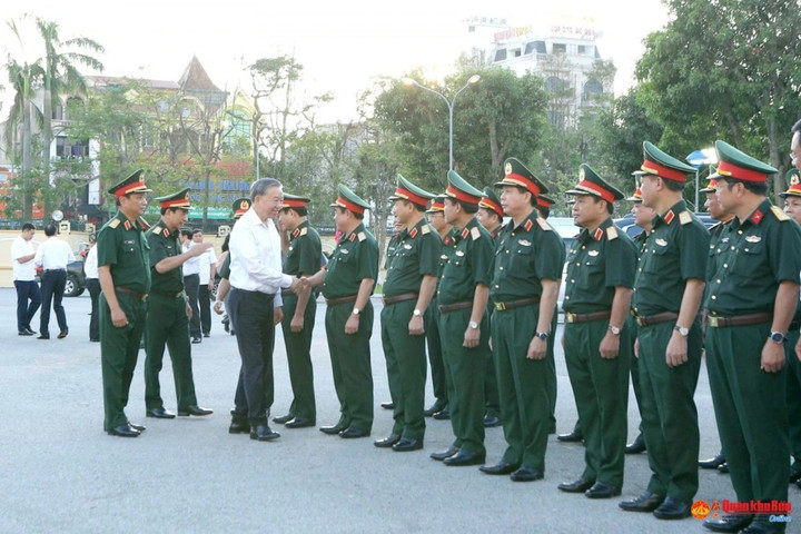 Thủ trưởng Bộ Quốc phòng, Bộ Tư lệnh và Thủ trưởng các cơ quan Quân khu đón Tổng Bí thư Tô Lâm. (Ảnh báo Quân khu 4)