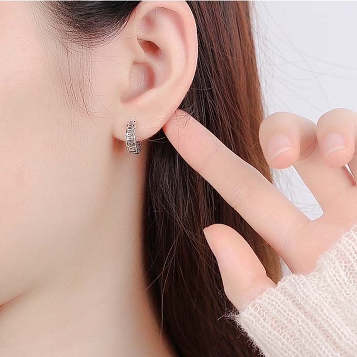 Phụ kiện bông tai là món quà 20/10 thanh lịch tặng đồng nghiệp. (Ảnh: Lili)