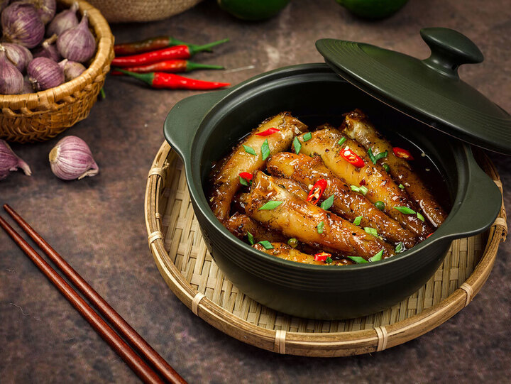 Cá kho nấu hai lửa càng ngon, ăn càng đậm đà. (Ảnh: btaske)