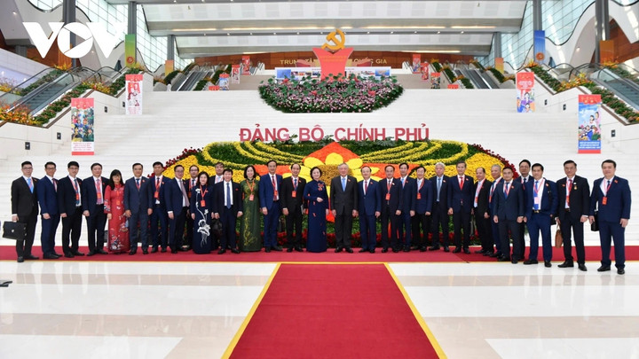 Các đại biểu chụp ảnh kỷ niệm.