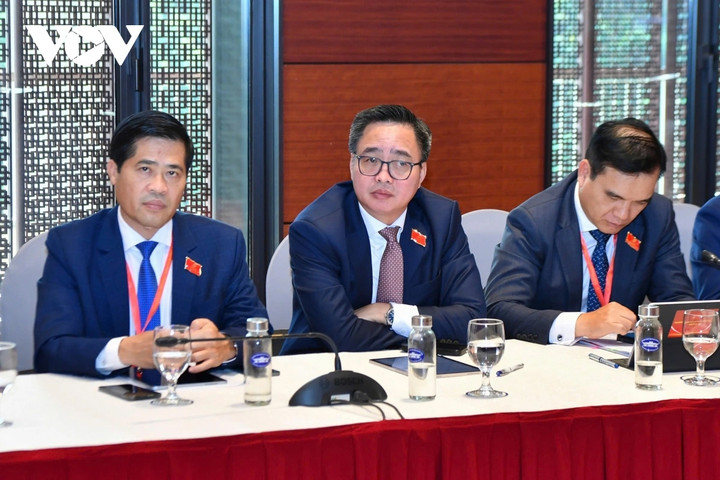 Phó Tổng Giám đốc VOV Phạm Mạnh Hùng (giữa) cùng các đại biểu tại phiên thảo luận tổ.