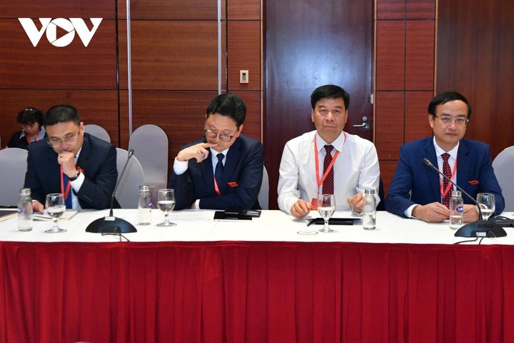 Phó Tổng Giám đốc VOV Ngô Minh Hiển (áo trắng), Phó Bí thư chuyên trách Đảng ủy VOV Nguyễn Văn Chí (ngoài cùng bên phải) cùng các đại biểu tại phiên thảo luận tổ.