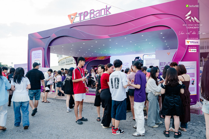 Booth TPBank đông nghịt các bạn trẻ đến trải nghiệm tiện ích tài chính số đỉnh cao.