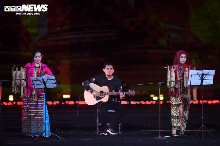 Các nghệ sĩ quốc tế biểu diễn nhạc cụ, thể hiện tiết mục mang đậm bản sắc văn hoá.