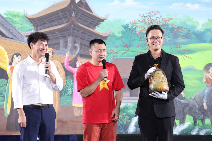 NSND Xuân Bắc, NSND Tự Long chủ trì phiên đấu giá, toàn bộ số tiền được quyên góp để hỗ trợ người dân vùng bão lũ.