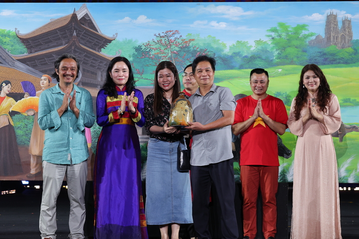 Chiếc bình gốm "Mẹ và Con" đã được bán 555 triệu đồng.