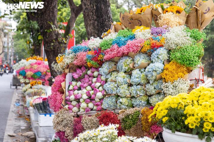 Những bó hoa tươi là món quà truyền thống dành tặng các chị em phụ nữ ngày 20/10. (Ảnh: Minh Đức)