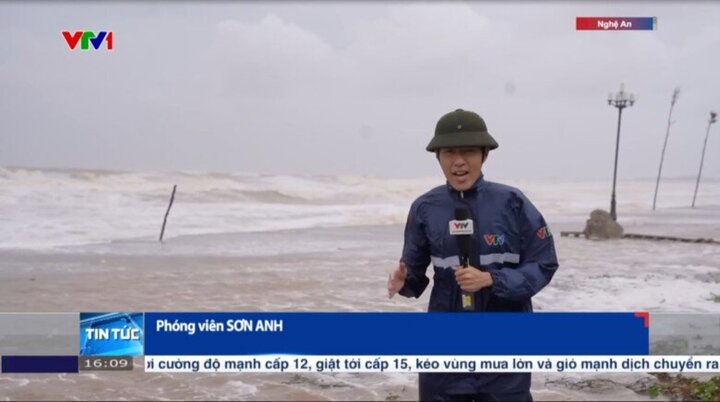 BTV Đào Sơn Anh gây sốt khi tác nghiệp ở tâm bão, dẫn bản tin bằng song ngữ Anh - Việt trên kênh Vietnam Today.