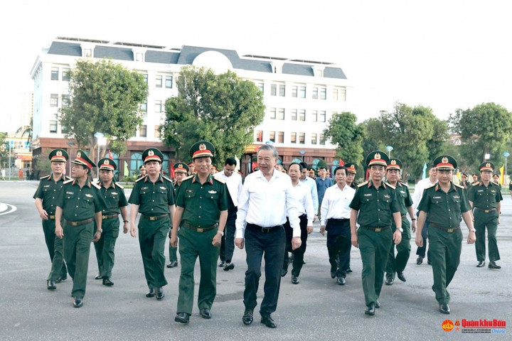 Tổng Bí thư Tô Lâm và Đoàn công tác Trung ương thăm Bộ Tư lệnh Quân khu 4. (Ảnh: Báo Quân khu 4)