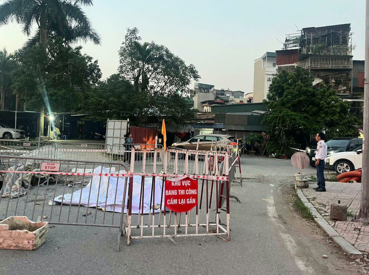 Hàng rào được mở rộng, gắn biển cảnh báo và có bảo vệ trực 24/24. (Ảnh: N.H)