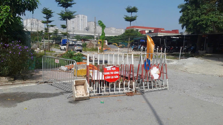 Hố sụt lún đã được quây hàng rào bảo vệ và đặt biển cảnh báo từ cuối tháng 9. (Ảnh: N.H)