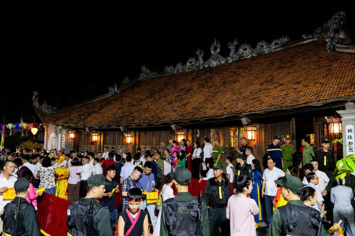 Hàng nghìn người dân và du khách thức đêm dự Lễ khai ấn.