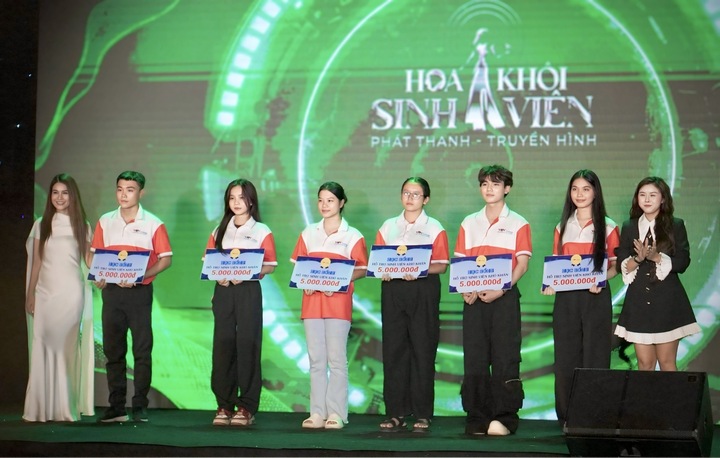 Các nhà tài trợ trao học bổng “Thắp sáng ước mơ” - hoạt động ý nghĩa tiếp thêm động lực cho sinh viên vươn lên trong học tập.