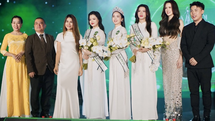 Ban tổ chức tặng hoa tri ân tới Ban giám khảo - những người đã đồng hành, cống hiến tâm huyết và góp phần làm nên thành công của cuộc thi.