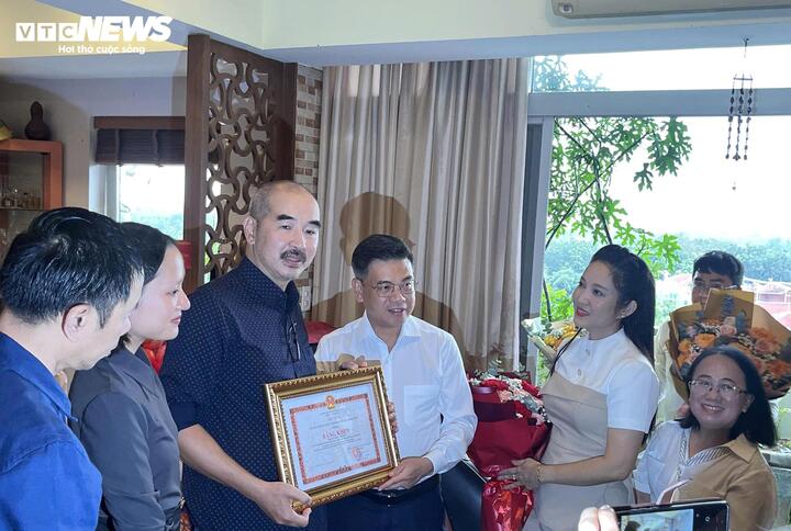 Phó Chủ tịch UBND TP.HCM Nguyễn Văn Dũng trao tặng bằng khen của UBND thành phố đến đạo diễn Bùi Thạc Chuyên.
