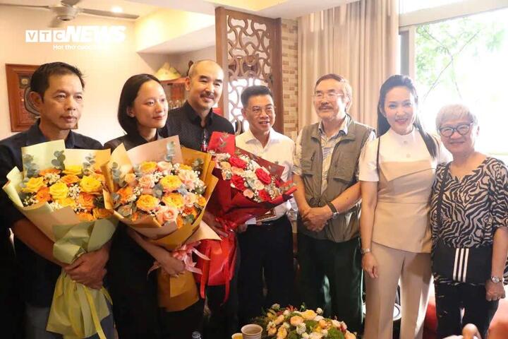Đạo diễn Bùi Thạc Chuyên xúc động khi nhận bằng khen.