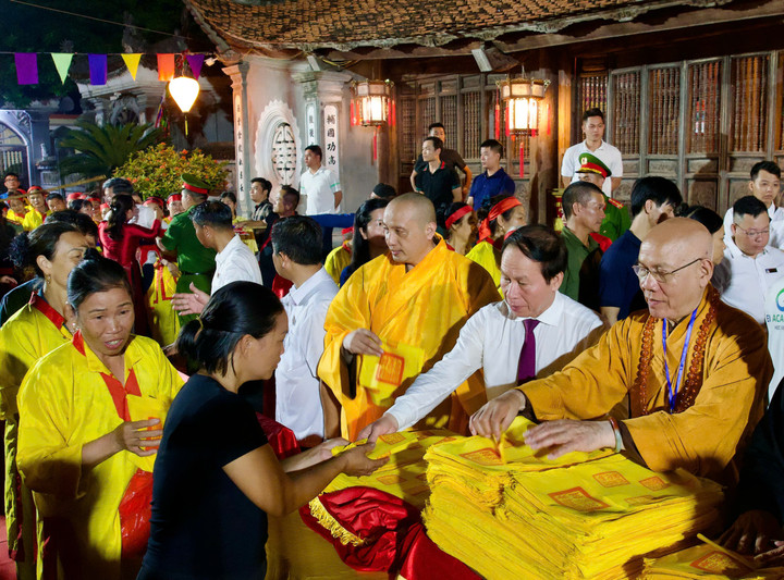 Lãnh đạo TP Hải Phòng và các vị hòa thượng thuộc Ban Trị sự Giáo hội Phật giáo Việt Nam TP Hải Phòng phát ấn cho Nhân dân, du khách.