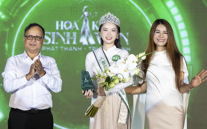 Nguyễn Ngọc Phương Trinh trong khoảnh khắc đăng quang.