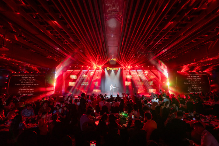 Sắc màu Cora Tower được tái hiện sống động qua các màn trình diễn nghệ thuật. (Ảnh: Ánh Dương)