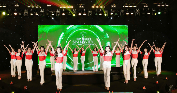 Màn đồng diễn “Tự hào VOV” đầy năng lượng của top 21 thí sinh.