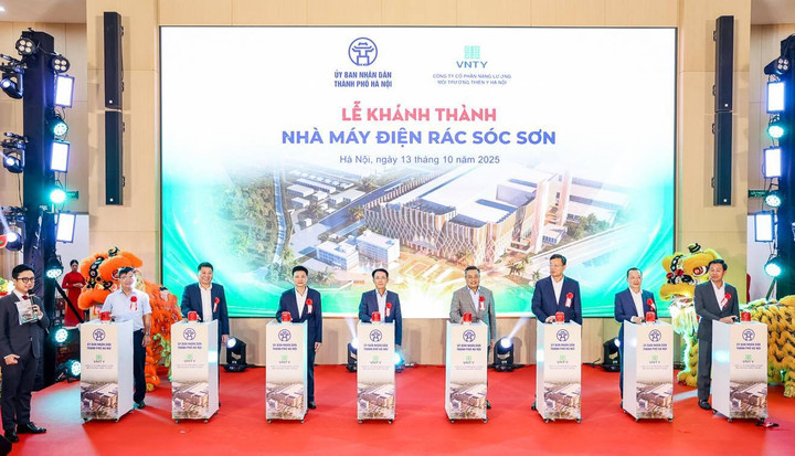 Các đại biểu thực hiện nghi thức khánh thành Nhà máy điện rác Sóc Sơn.