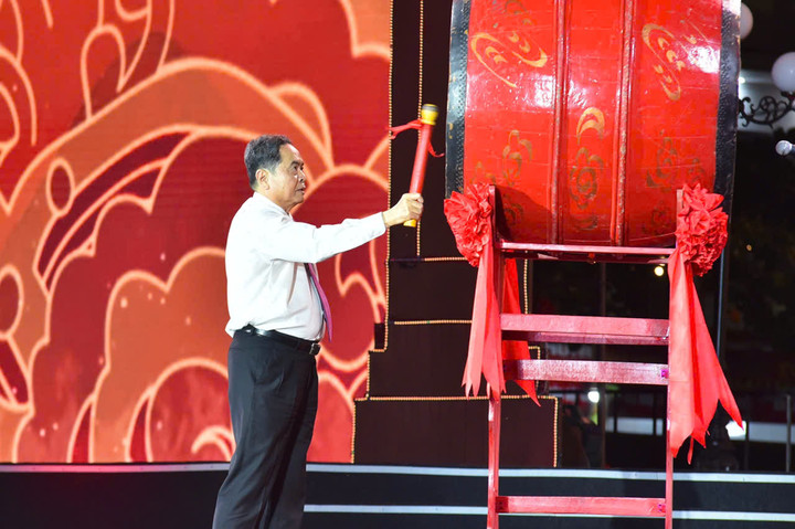 Chủ tịch Quốc hội Trần Thanh Mẫn Khởi trống khai hội. (Ảnh: Đàm Thanh)