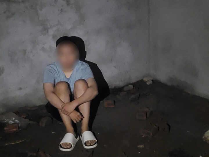 Cháu D. bị khống chế qua điện thoại, dụ dỗ tới một ngôi nhà bỏ hoang. Ảnh: CACC