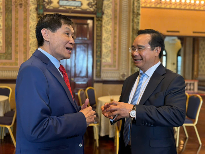 Ông Nguyễn Văn Được trao đổi với doanh nhân Johnathan Hạnh Nguyễn tại sự kiện đầu tư xây dựng Trung tâm tài chính Quốc tế TP.HCM