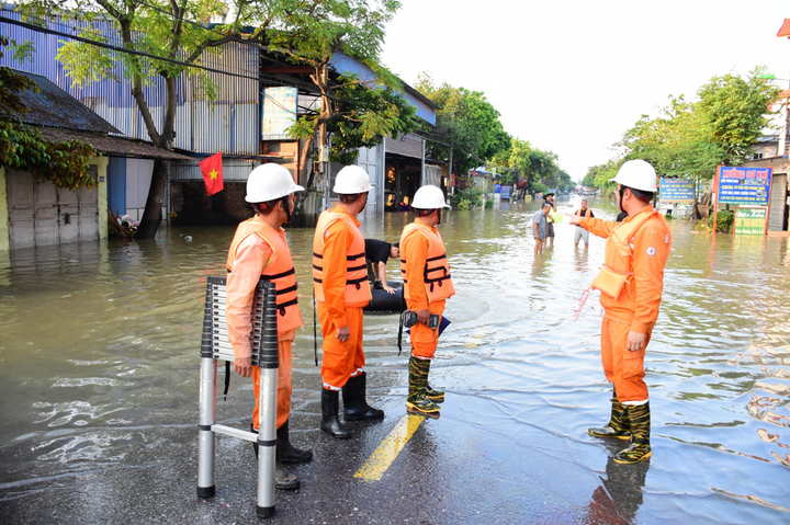 Công nhân EVNHANOI kiểm tra hiện trường tại khu vực Sóc Sơn.