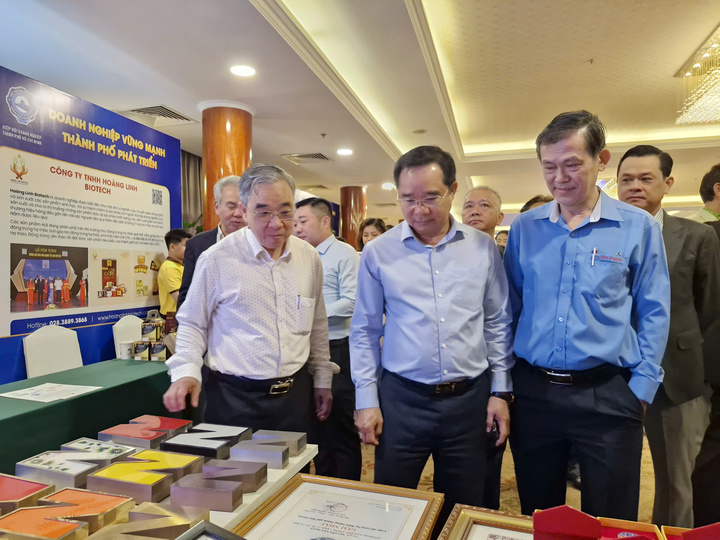 Ông Nguyễn Văn Được trong một cuộc tham gia "uống cà phê với doanh nhân" bàn giải pháp tăng trưởng cho Thành phố hồi tháng 3.