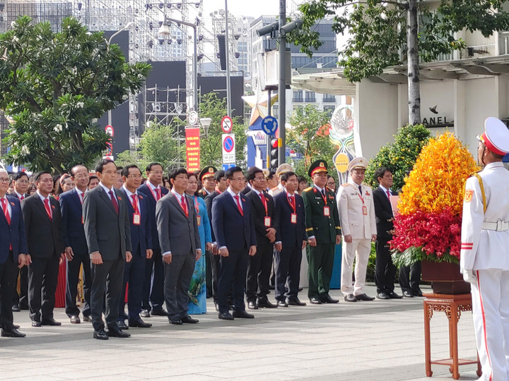 Đoàn đại biểu Đảng bộ TP.HCM viếng Nghĩa trang Liệt sĩ TP.HCM (ở phường Long Bình) và dâng hoa Tượng đài Chủ tịch Hồ Chí Minh tại phường Sài Gòn. (Ảnh: BTC Đại hội)