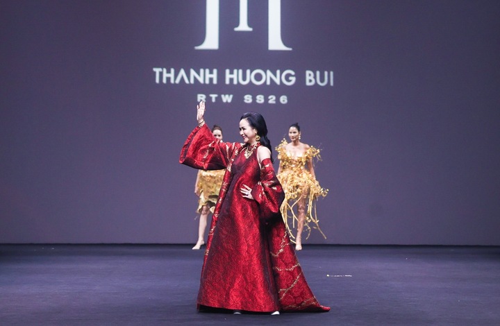 នាងចង់បង្ហាញនូវបុគ្គលិកលក្ខណៈប្លែកពីគេនៅក្នុងស្ត្រី ដោយធ្វើឱ្យពួកគេសម្គាល់ជាមួយនឹងសម្លៀកបំពាក់ដ៏អស្ចារ្យដែលហួសពីក្របខ័ណ្ឌធម្មតានៅក្នុងដំណើរម៉ូដរបស់នាង។