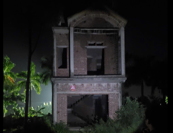 Ngôi nhà bỏ hoang, nơi phát hiện cháu D. Ảnh: CACC