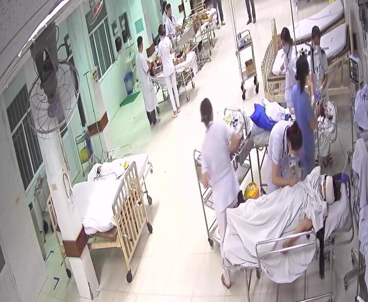 Bệnh viện đa khoa Quảng Nam kích hoạt báo động đỏ để cứu 7 người bị tai nạn.