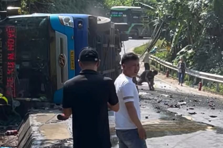 Tại hiện trường, lực lượng chức năng kiểm tra nhanh nồng độ cồn và ma túy đối với lái xe, kết quả âm tính.
