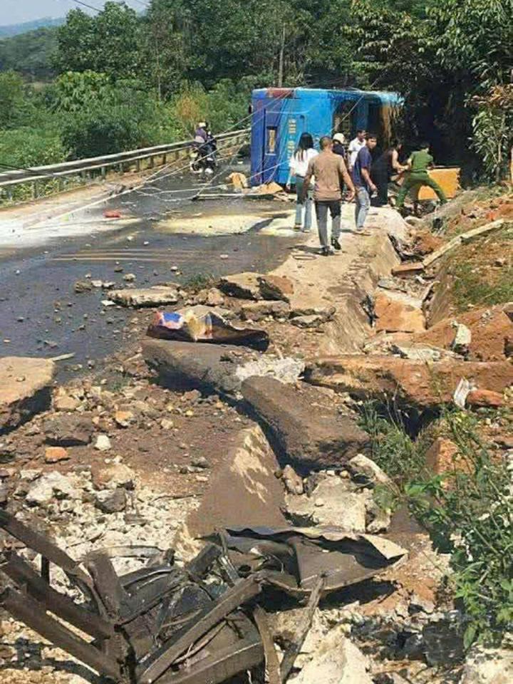 Cú va chạm khiến phần đầu xe bị biến dạng, nhiều hành khách hoảng loạn. Thông tin ban đầu, có 3 người tử vong tại chỗ, 5 người bị thương được người dân và lực lượng chức năng đưa đi cấp cứu tại Bệnh viện Đa khoa số 1 tỉnh Lào Cai, nhiều hành khách bị thương nhẹ.