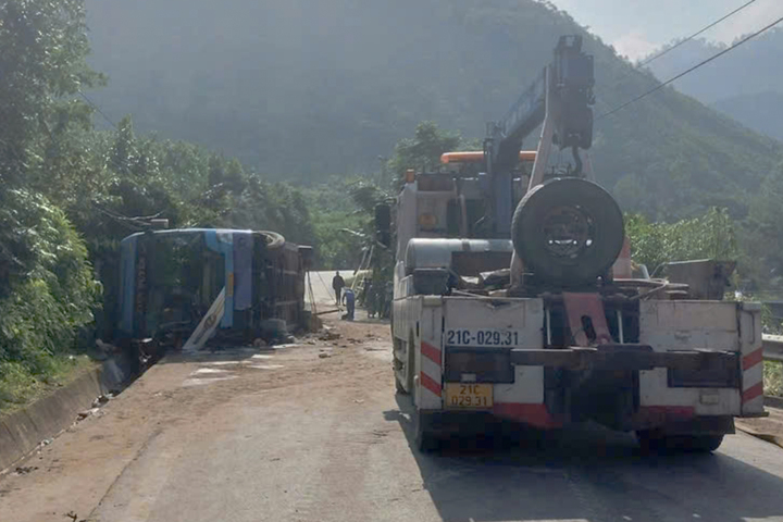 Vụ tai nạn xảy ra vào khoảng 12h ngày 13/10, tại Km4+100 tuyến đường tỉnh 172, đoạn qua thôn 8, xã Việt Hồng (tỉnh Lào Cai) khiến 3 người thiệt mạng và nhiều người khác bị thương.