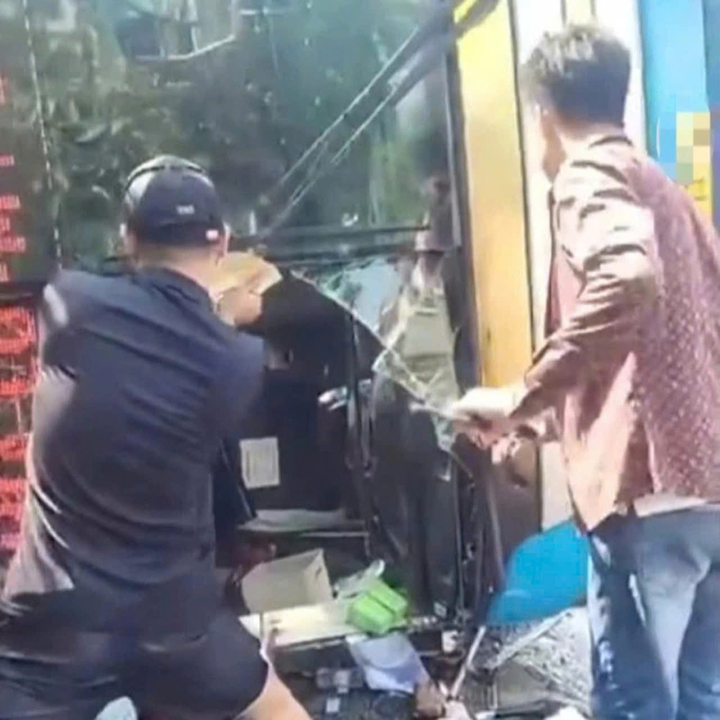 Người dân sống gần hiện trường nhanh chóng có mặt, dùng dụng cụ phá cửa, hỗ trợ đưa các nạn nhân ra ngoài, đồng thời báo cho lực lượng chức năng.