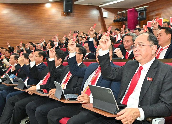 Các đại biểu biểu quyết thông qua các nhiệm vụ, quy chế của Đại hội.