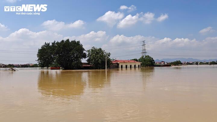 Thôn Xuân Giang, xã Hợp Thịnh, Bắc Ninh chìm trong biển nước.