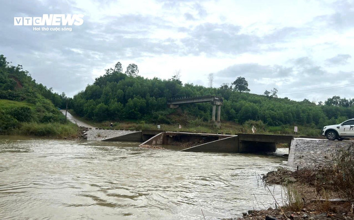 Khi trời mưa to, các ngầm tràn sẽ bị ngập nước, giao thông chia cắt.