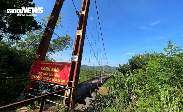 Cầu treo thôn Sầy, xã Tuấn Đạo đã hỏng, lực lượng chức năng phải cắm biển cấm qua lại.